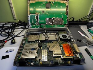 GE Versana Active 1.5 у розібраному стані — конструкція апарата зручна для сервісного обслуговування та забезпечує легкий доступ до компонентів під час діагностики