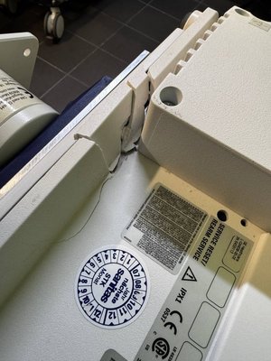 Ось з таким тріснутим корпусом монітор пацієнта GE Datex-Ohmeda F-CM1-05 до нас потрапив.