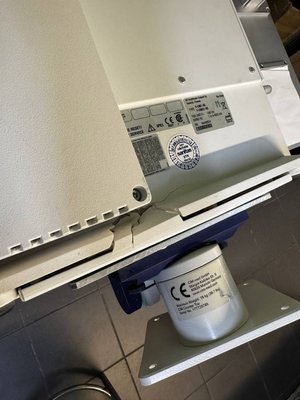 Ось з таким тріснутим корпусом монітор пацієнта GE Datex-Ohmeda F-CM1-05 до нас потрапив.