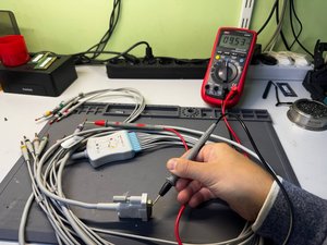 Перевірка кабелю електрокардіографа UCARD 100 — усі лінії справні. Кожен електрод під’єднаний до пристрою через резистор 10 кОм.