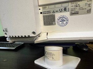Ось з таким тріснутим корпусом монітор пацієнта GE Datex-Ohmeda F-CM1-05 до нас потрапив.