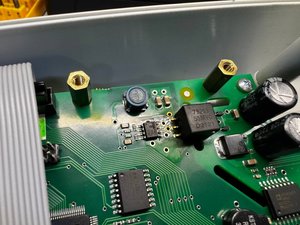 На зображенні чітко видно пошкоджену ділянку пристрою.