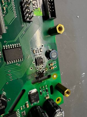 На зображенні чітко видно пошкоджену ділянку пристрою.